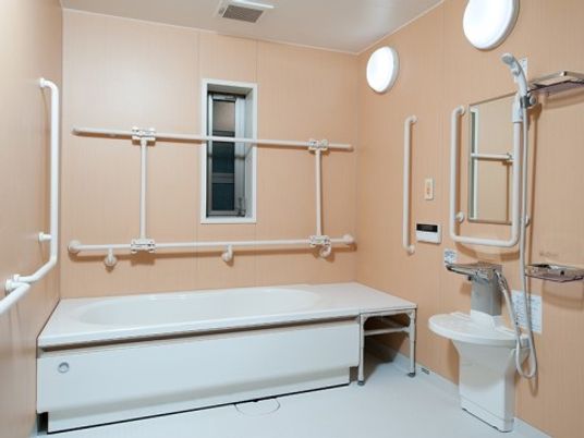「グループホーム「やまびこ」」の浴室。浴室には、掴みやすい手すりを設置している。
