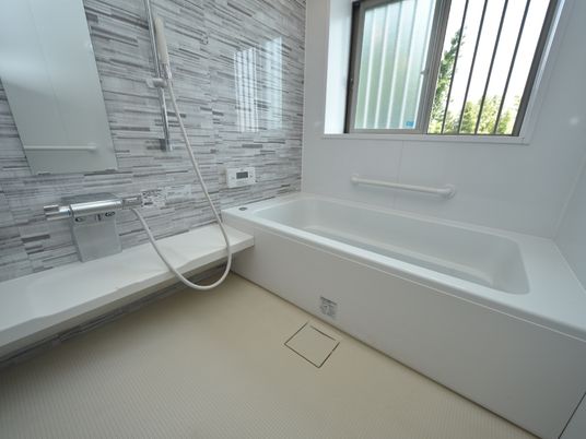 浴室の床は滑りにくい床が使われており、安全面で配慮がされている。また、浴槽に浸かりながら窓を開け、空を眺めることができる。