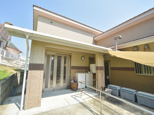 明るい日差しのエントランス 施設入り口 陽光が差し込む心地良い入口です。清潔感があり、歓迎されている印象を受けます。