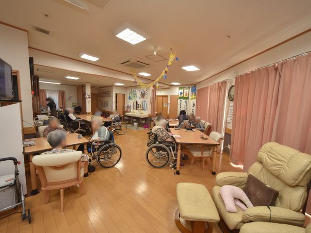 多機能スペースでの憩い 食堂兼居間 ゆったりとしたソファでくつろぐ姿や、テーブルで活動する様子が垣間見えます。