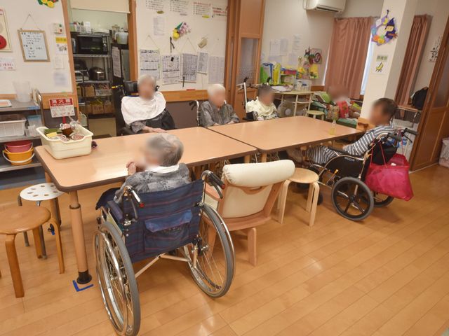 共有スペースの様子 食堂兼居間 ゆったりとした空間で、利用者同士が交流を深めています。