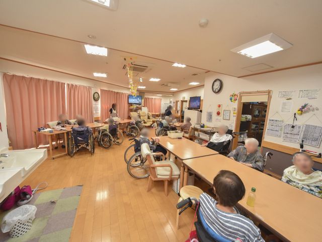 活気ある多目的スペース 共有スペース ゆったりした食堂で利用者が日々の食事や活動を楽しみます。温もりあるデザインが特徴です。