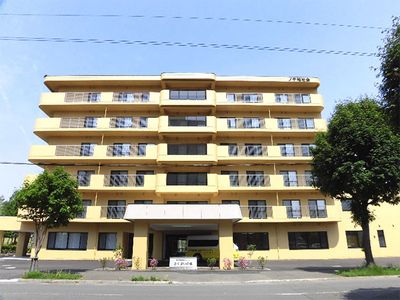 黄色い建物の外観