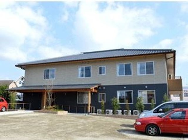 快適な外観の建物 外観 ゆとりある駐車スペースのあるモダンな建物です。明るい印象の外観が、訪れる方々を温かく迎えます。