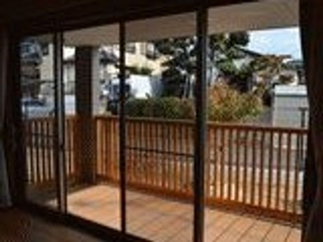 明るい室内からの中庭 テラス ガラス越しに見える中庭は、日差しが心地よく、リラックスできる空間です。ここでのひとときは、訪れる人にとって潤いを与えてくれるでしょう。