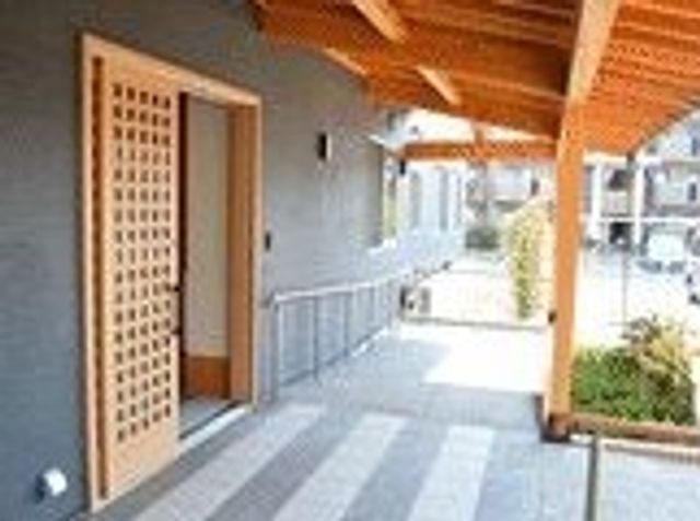 和風のエントランス通路 玄関 温かみのある和風デザインのエントランスは、訪れる方々を穏やかに迎え入れます。バリアフリーの通路はスタッフと訪問者の動きをスムーズにします。