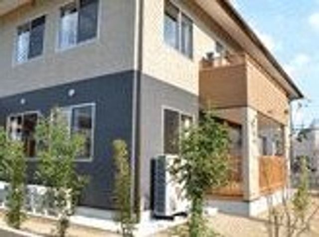 清潔感のある外観 外観 明るく清潔感のある建物は、緑に囲まれた落ち着いた環境に位置しており、快適な勤務空間をお求めの方に適しています。