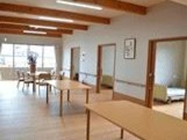 居心地の良い広々とした食堂 食堂 天井が高く、落ち着いた色合いの食堂です。共有スペースとして利用可能で、ゆっくりとした時間が流れています。