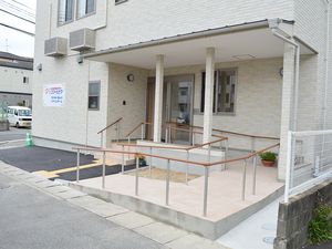 手すり付きエントランス