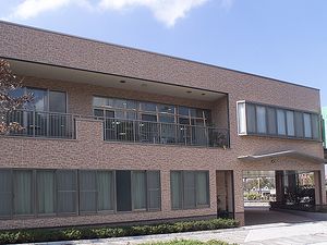 外観の明るい建物