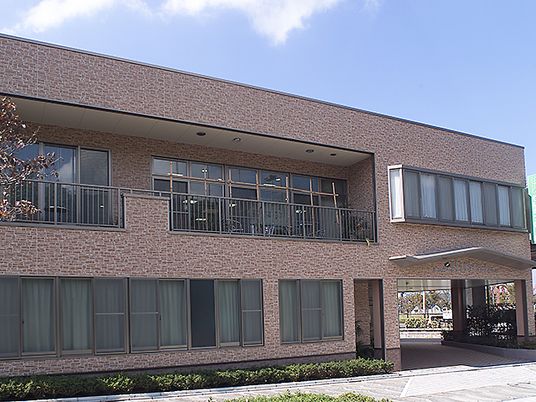 外観の明るい建物