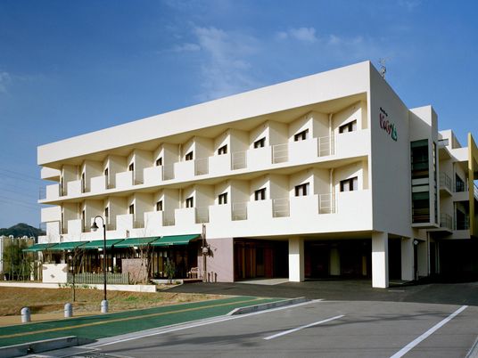明るい外観の建物  