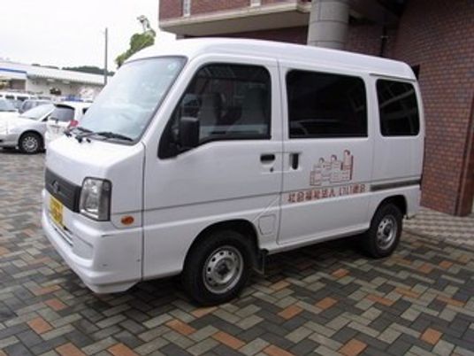 送迎車が停車する外観  