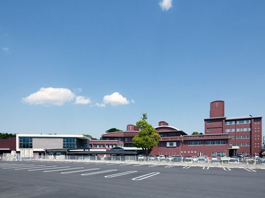 広い駐車場と建物外観  