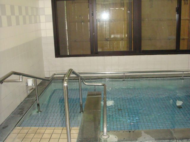 リラックスできる浴室 浴室 清潔で広々とした浴槽は、リラックスしながらくつろぐことができます。手すりがあり、安全に利用可能です。