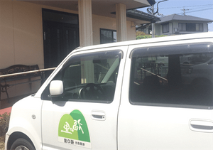 エントランスの白い車