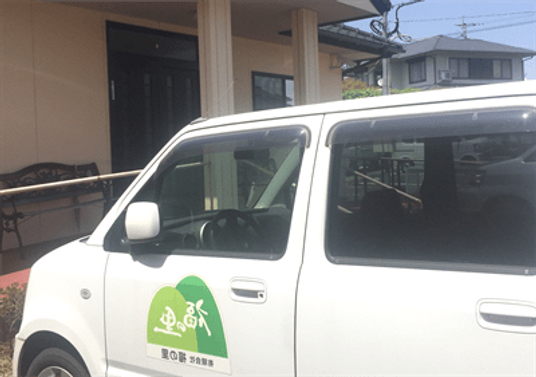 エントランスの白い車