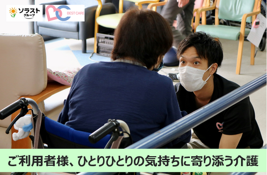 椅子に座る人物