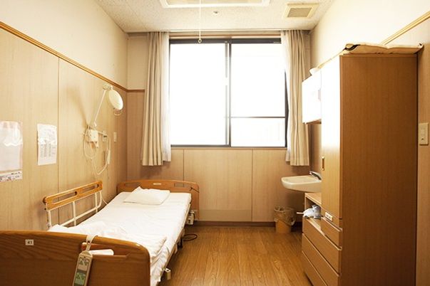明るい個室の内観