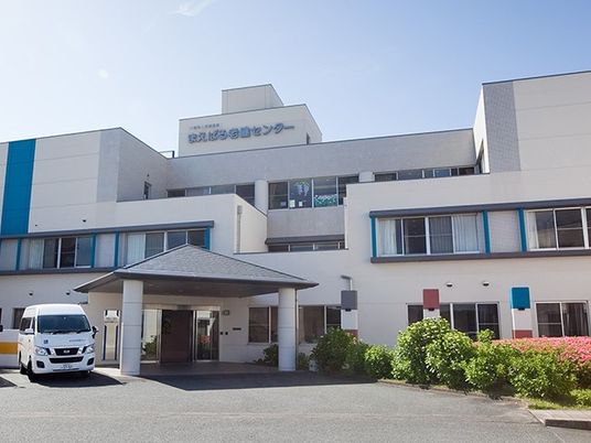 明るい外観の施設  