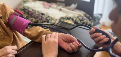 血圧を測る手のぬくもり