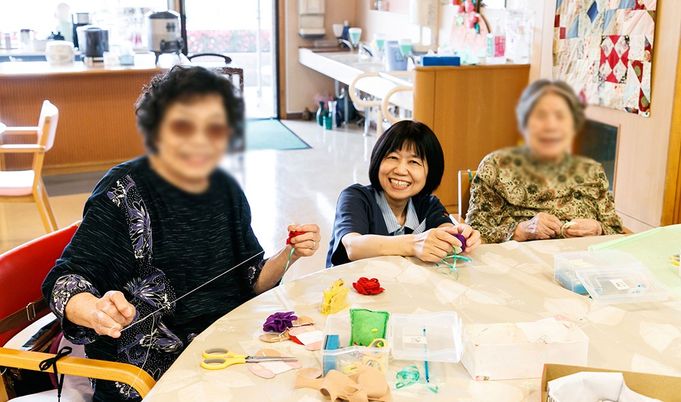 手芸を楽しむ様子の部屋