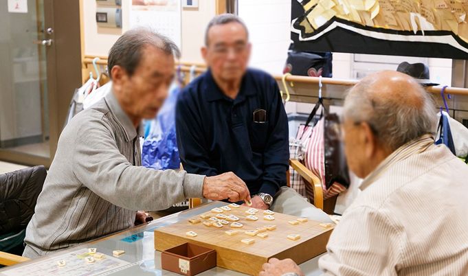 将棋を楽しむ人々と室内