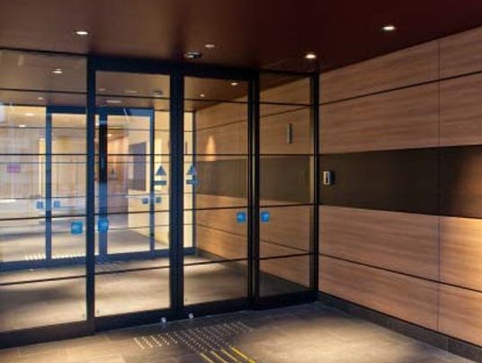 自動ドアのエントランス