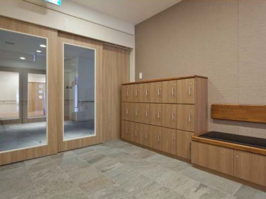 木目調の靴箱が映る廊下