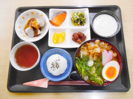 彩り豊かな食事の盆