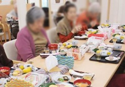 和やかな食事風景