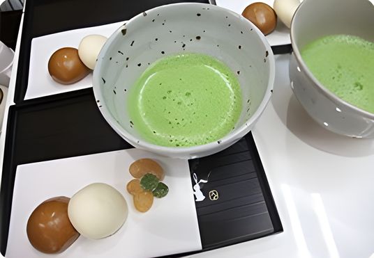 和菓子と抹茶の配膳