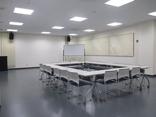 多目的室の会議用机  