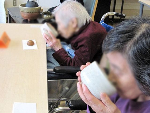 お茶を楽しむスペース ラウンジ 車椅子の方も安心してリラックスできる、和やかなひとときを過ごす場です。自然を感じながら楽しめます。