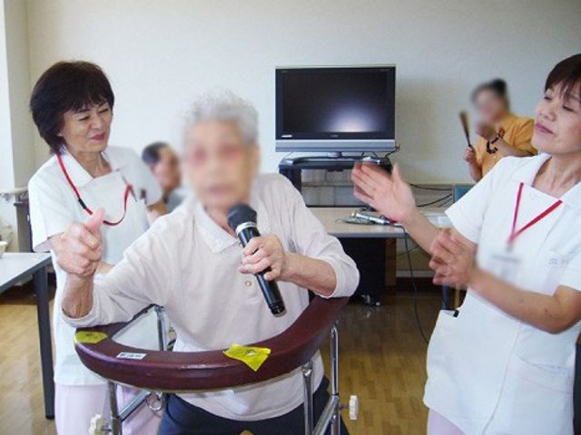 交流を楽しむ様子 ダイニングルーム ダイニングルーム 施設利用者とスタッフが笑顔で交流し、楽しいひとときを過ごしています。スタッフがしっかりとサポート。