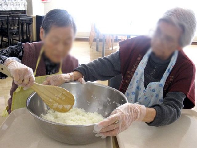 調理を手伝う様子 ダイニングルーム 入居者が一緒に調理を楽しむことができるエリアです。和やかな交流の場を提供しています。