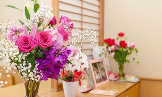 華やかな花の飾られた台