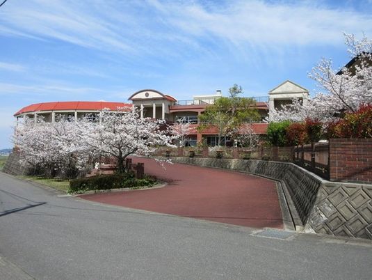 桜並木の建物外観  