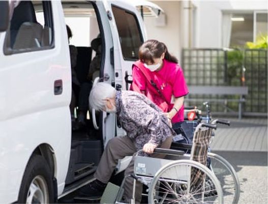 車いすの利用者とスタッフの様子