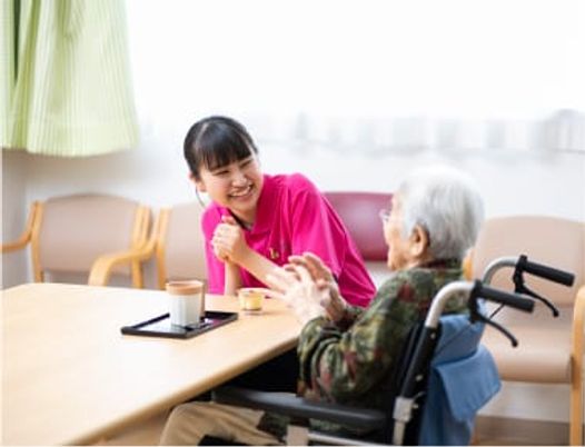 明るい会話を楽しむ人々の居室
