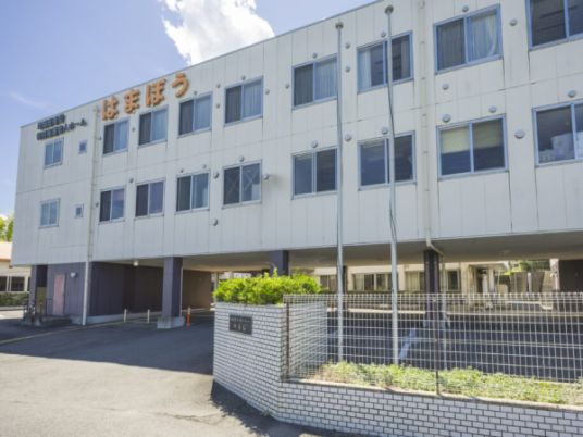 広々とした外観