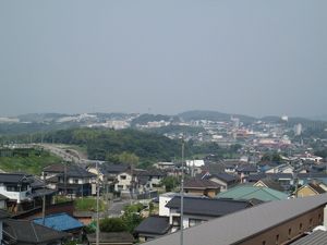 周囲の住宅街を望む庭