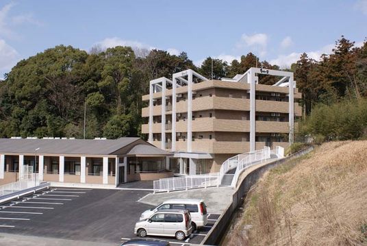 木々に囲まれた建物外観