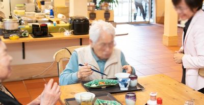 食事中の明るいスペース