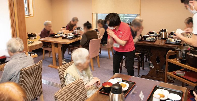 活気あるダイニング