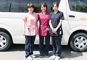 職員と車両