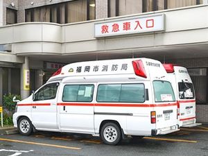 救急車が停まる建物入口  