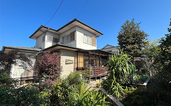 緑豊かな庭の住宅