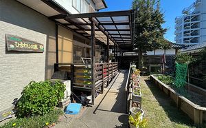 花壇がある建物外観