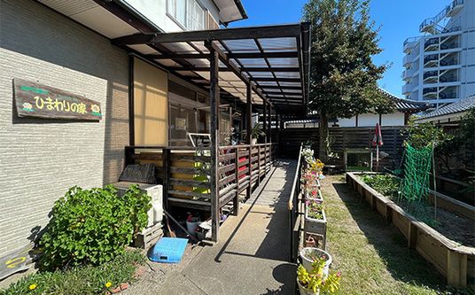 花壇がある建物外観